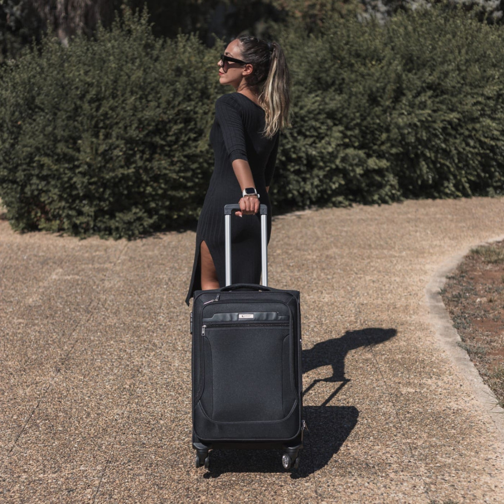 Βαλίτσα trolley Cardinal μικρή μεσαία 3300 50/60cm μαύρη Βαλίτσα trolley Cardinal μικρή μεσαία 3300 50/60cm μαύρη